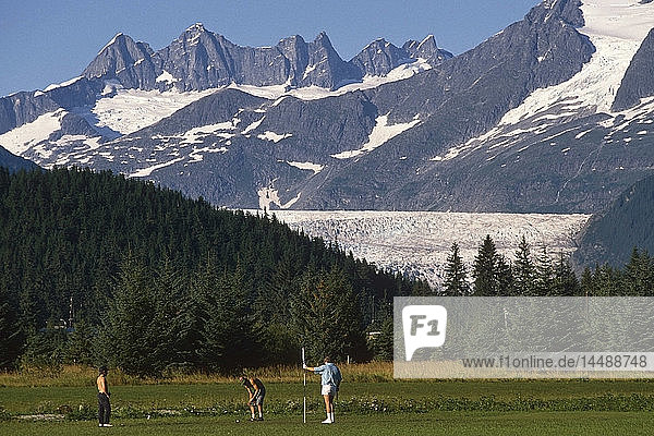 Golf spielende Menschen Mendenhall Golfplatz Alaska Südost Sommer