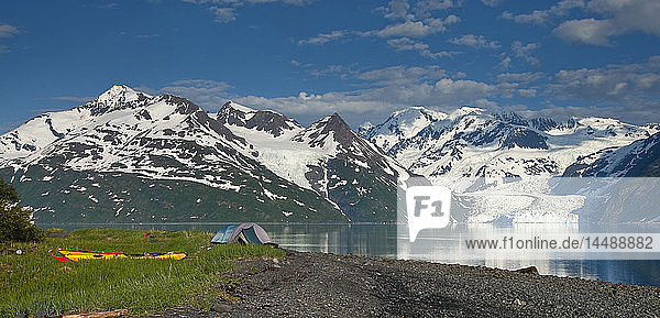 Camping am Ufer des Harriman Fjords mit Panoramablick auf den Surprise Glacier  Chugach National Forest  Prince William Sound  Southcentral Alaska  Sommer