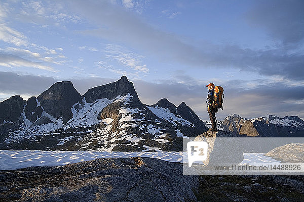 Weibliche Wanderin auf einem Felsen stehend mit Blick auf den Lynn Canal & Berner´s Bay in der Nähe von Juneau Alaska