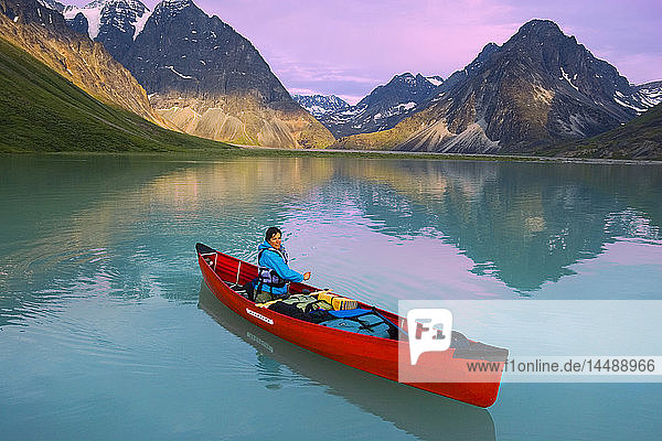 Frau beim Kanufahren in einem tragbaren Kanu auf dem Turquoise Lake Lake im Clark National Park in Süd-Zentral-Alaska Sommer