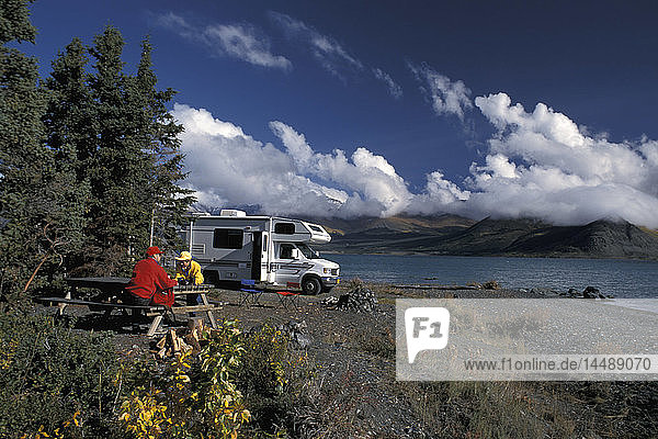 Menschen Wohnmobil Camping Kluane See Yukon Territorium Kanada Sommer Porträt