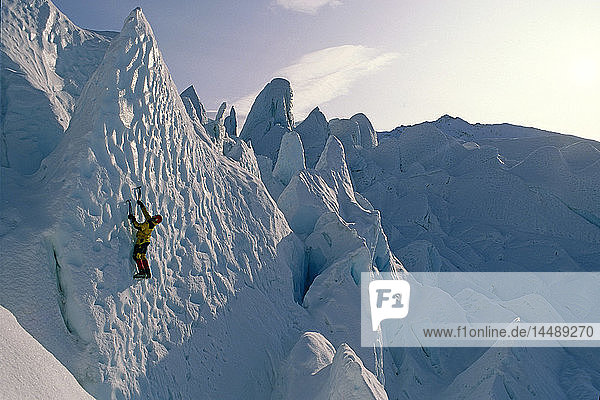 Mann Eisklettern Matanuska Gletscher Southcentral Alaska Winter Schneewittchen