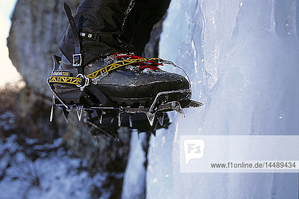 Nahaufnahme von Eiskletterer Stiefel w / Steigeisen im Eis auf gefrorenen Wasserfall Hatcher Pass State Rec Area Mat-Su Valley SC Alaska Winter