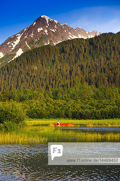 Mann in einem Kajak paddelt auf einem See im Portage Valley  Southcentral  Alaska  Sommer