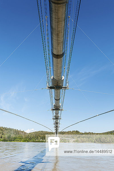 Trans-Alaska-Pipeline (Alyeska-Pipeline),  aufgehängt über dem Tanana-Fluss in der Nähe von Delta Junction,  Inner-Alaska