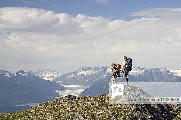 Paar beim Wandern in der Nähe des Mendenhall-Gletschers Tongass National Forest Alaska Southeast