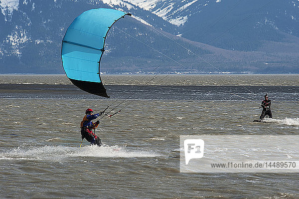 Kiteboarder auf dem Turnagain Arm in Süd-Zentral-Alaska.