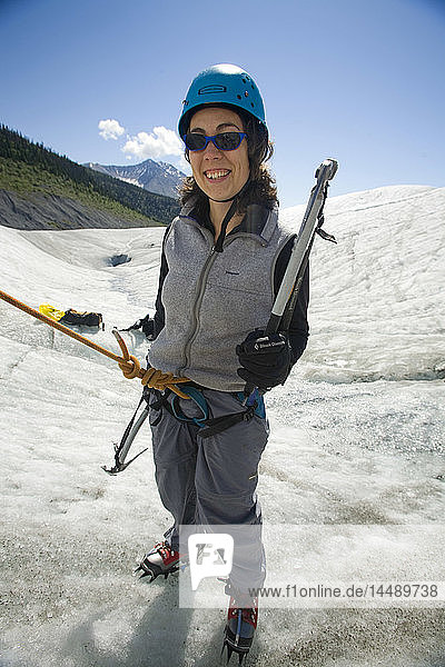 Frau bereitet sich auf den Aufstieg in die Gletschermühle auf dem Root Glacier in der Nähe von Kennicott in Süd-Zentral-Alaska vor Sommer