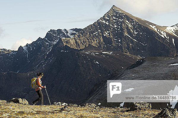 Frau beim Wandern im Chugach State Park mit dem Gipfel *The Ramp* im Hintergrund  Southcentral  Alaska