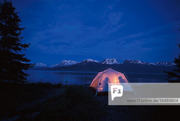 Silhouette von Menschen im Inneren des Zeltes @ Skilak Lake SC AK Sommer Scenic