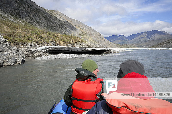 Zwei Rafter betrachten die Aufeisplatten entlang des Kongakut River  während sie flussabwärts treiben  ANWR  Arktisches Alaska  Sommer