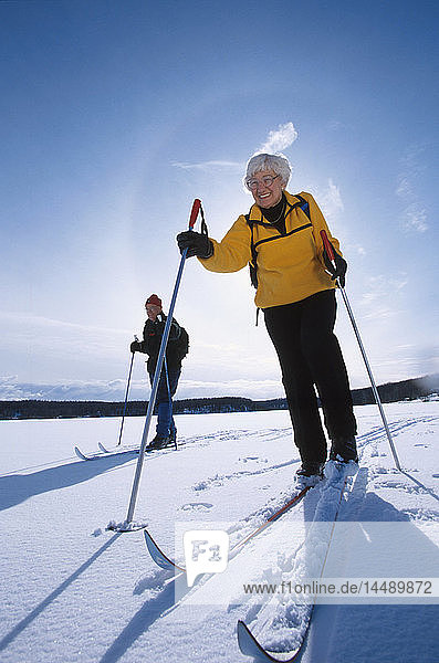 Senior Paar Langlauf Otter Lake SC AK Winter