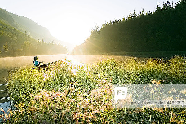 Frau beim Kanufahren auf dem Long Lake am frühen Morgen Chugach National Forest & Matanuska Valley Alaska