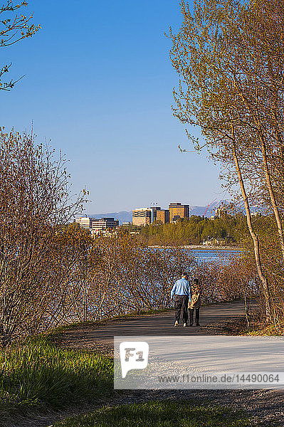 Ein älterer Mann und eine Frau spazieren auf dem Tony Knowels Coastal Trail in der Nähe des Stadtzentrums von Anchorage  Alaska  im Frühjahr