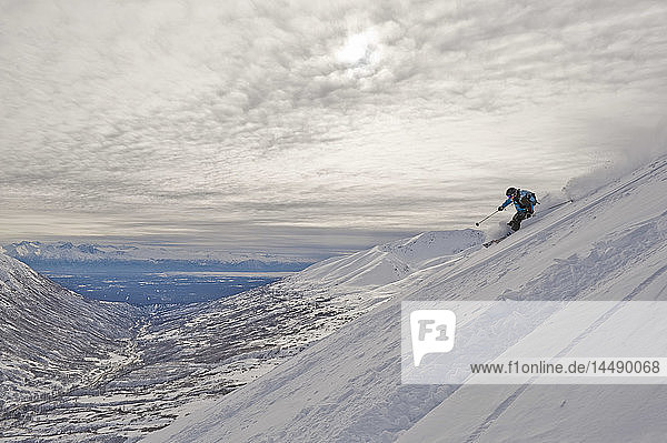 Eine Skilangläuferin genießt ein paar pulvrige Schwünge am Hatcher Pass in Süd-Zentral-Alaska