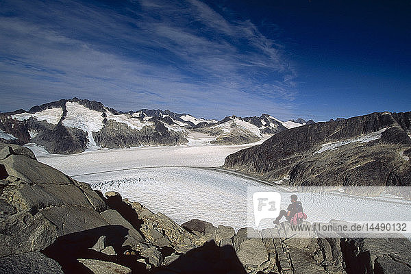 Wanderer sitzt Felsen Juneau Eisfeld Mendenhall Südost-Alaska Gletscher Sommer landschaftlich