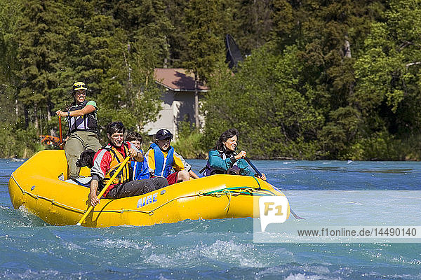 Familie & Führer in Fluss Rafting im Wildwasser Kenai River Kenai Peninsula Alaska Sommer