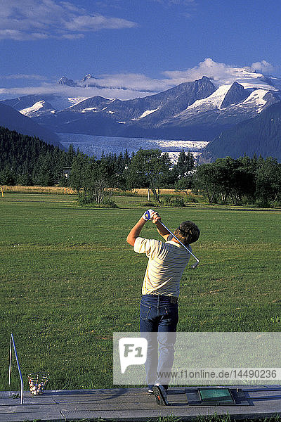 Golfer auf dem Mendenhall Golfplatz SE Alaska/nMendenhall Glacier