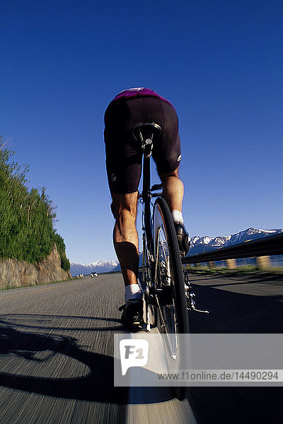 Fahrradfahrer auf Trainingsfahrt entlang des Turnagain Arm Alaska