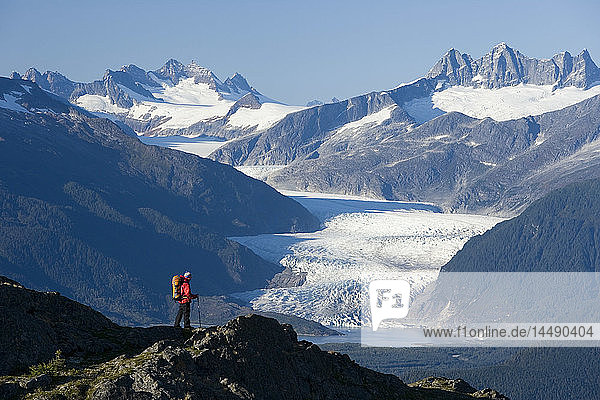 Mann wandert in Alaska´s Tongass National Forest mit Blick auf den Mendenhall Gletscher in der Nähe von Juneau Alaska Südost Herbst