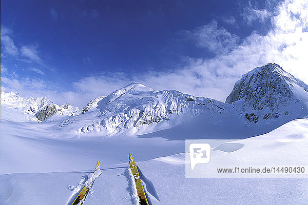 Alaska Range Southcentral Skilanglauf Winter Schnee Skier Berg Himmel Wolke