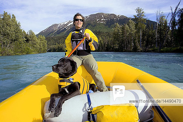 Porträt einer Rafting-Führerin und ihres Hundes am Heck des Floßes Kenai River Kenai Peninsula Alaska
