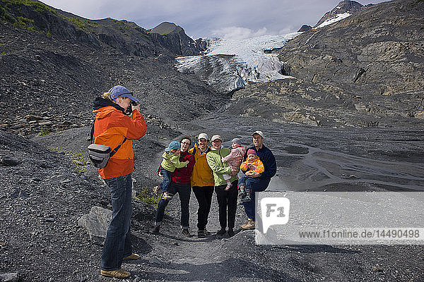 Familien posieren für ein Foto auf einem Pfad vor dem Worthington-Gletscher  Chugach National Forest  Southcentral  Alaska