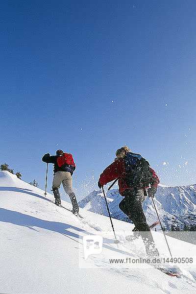 Paar auf Schneeschuhen Arctic Valley Southcentral AK Winter