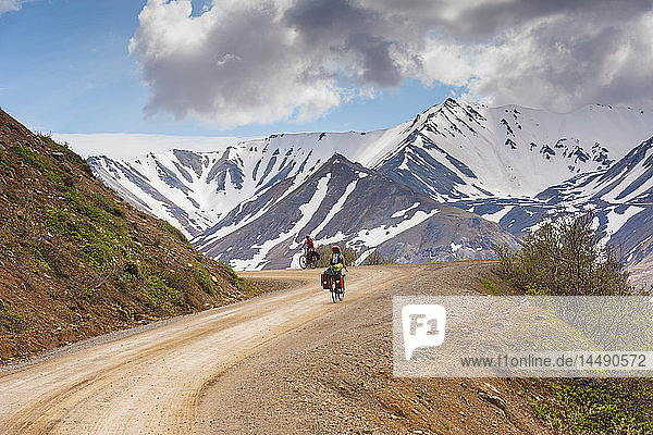 Eine Frau auf Fahrradtour im Denali-Nationalpark  Grassy Pass  Süd-Zentral-Alaska