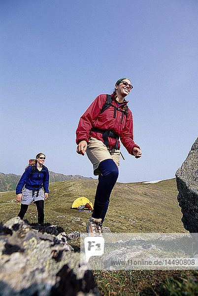 Frauen Wanderer in der Nähe von Summit Lake Hatcher Pass SC Alaska