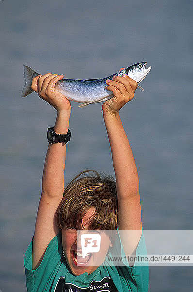 7-jähriger Junge hält Dolly Varden Juneau SE AK Sommerporträt