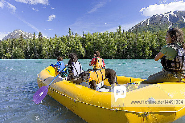 Familie & Führer mit Hund River Rafting auf dem Kenai River Kenai Peninsula Alaska Sommer
