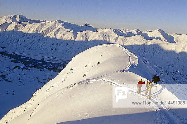 Extrem-Skifahrer im Hinterland entlang des Bergrückens Turnagain Arm Süd-Zentral-Alaska Winter im Sonnenlicht