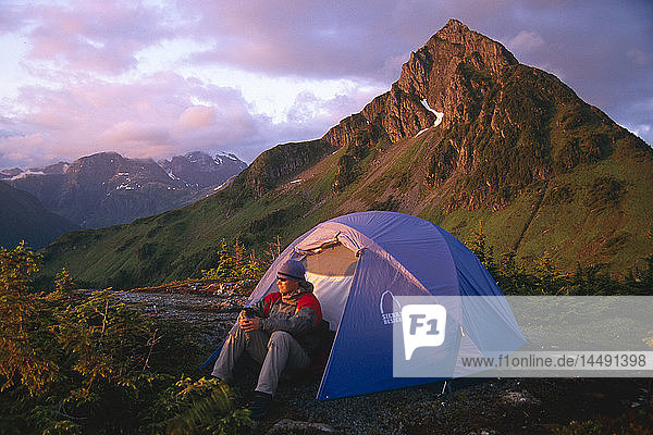 Man Sitting Outside Tent @ Campingplatz in Evening Coast Mtns Southeast Alaska Sommer