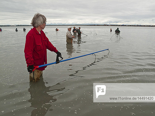 Menschenmenge beim Tauchen mit dem Netz auf dem Kenai River im Sommer  Kenai-Halbinsel  Süd-Zentral-Alaska