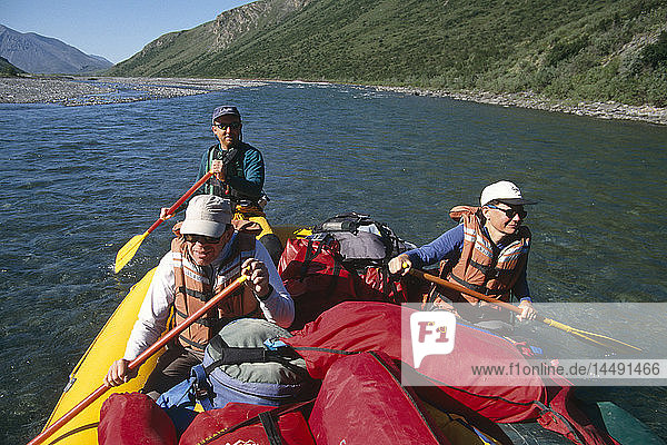 Menschen auf Floßfahrt Kongakut River ANWR AK Sommer