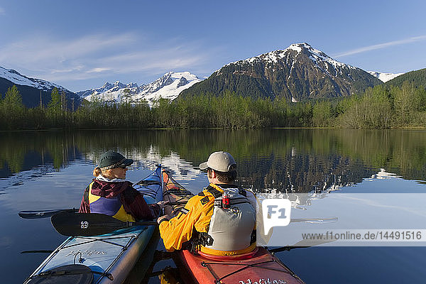 Kajakfahrer gemeinsam auf dem Mendenhall Lake SE Alaska Sommer Mendenhall Glacier Coast Mtns bei Juneau
