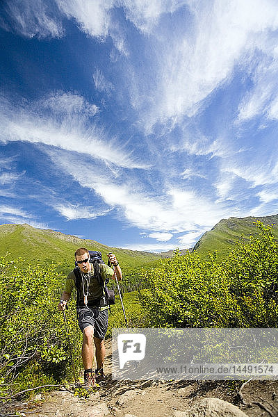 Männlicher Wanderer auf dem South Fork Eagle River Trail zum Eagle Lake in den Chugach Mountains Alaska Sommer
