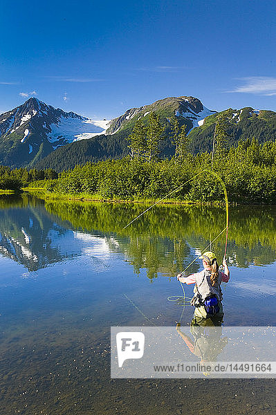 Angler beim Fliegenfischen auf Regenbogenforelle im Portage Valley am frühen Morgen  Southcentral Alaska