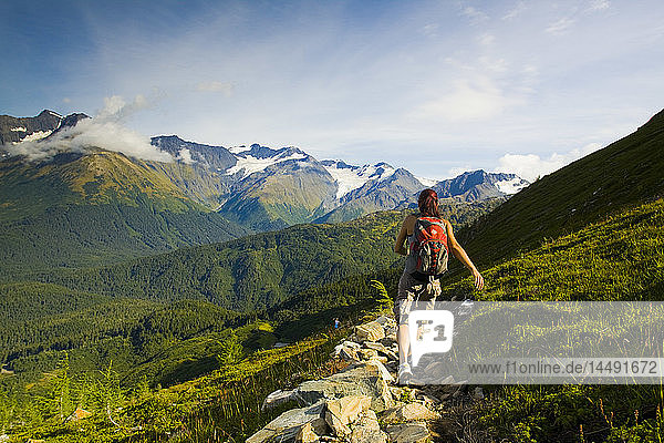 Junge erwachsene hispanische Frau  die zur Spitze der Straßenbahn auf dem Berg Alyeska oberhalb von Girdwood in Süd-Zentral-Alaska wandert