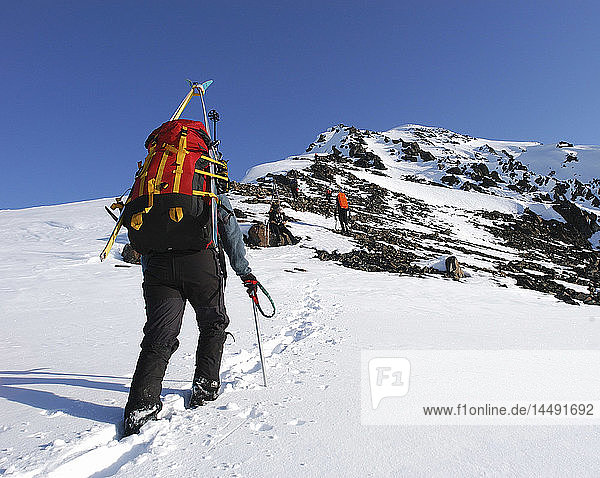 Bergsteigergruppe besteigt Goat Mtn Chugach Mtns SC AK Frühling