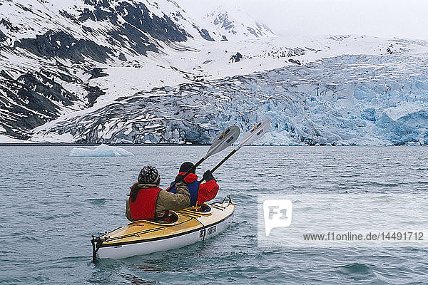 Kajakfahrer paddeln in die Reid Inlet in der Glacier Bay. Sommer im Südosten Alaskas
