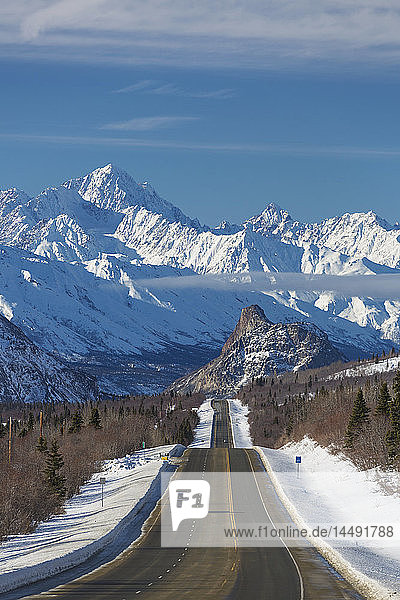 Auto auf dem Glenn Highway mit Lion´s Head und den Talkeetna Mountains im Hintergrund  Southcentral Alaska  USA  Winter