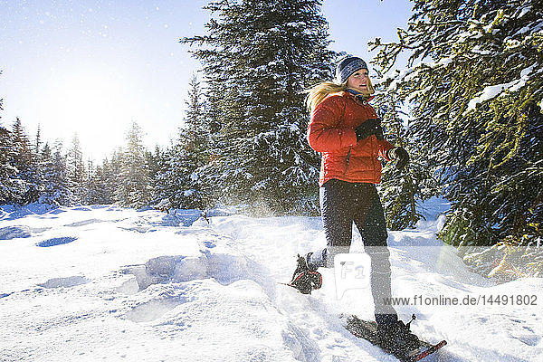 Junge Frau auf Schneeschuhen genießt im Winter die Natur in der Nähe von Homer  Alaska.