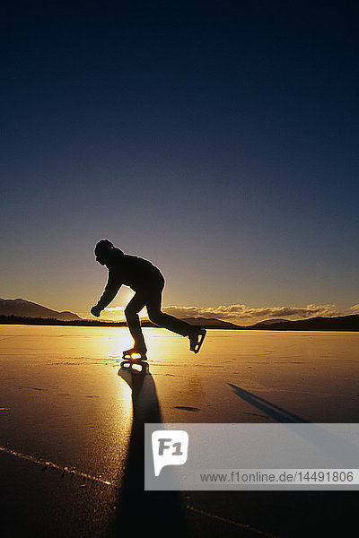 Schlittschuhlaufen bei Sonnenuntergang Mendenhall Lake SE AK/nSilhouette