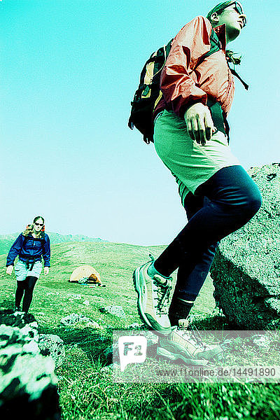 Frauen Wanderer in der Nähe von Summit Lake Hatcher Pass SC Alaska