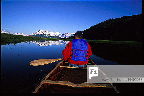 Mann Kanufahren im Teich Kenai-Halbinsel in der Nähe von Portage AK Sommer landschaftlich