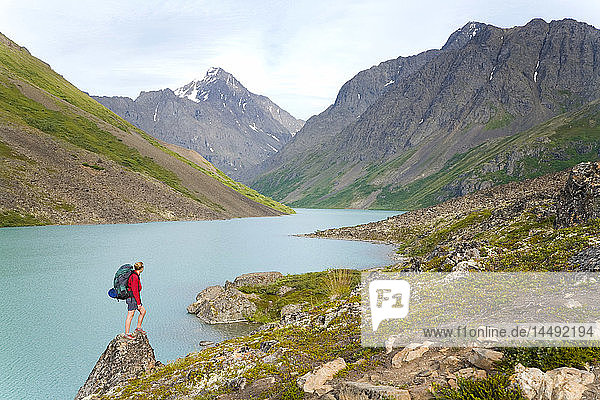 Männliche und weibliche Wanderer auf dem South Fork Eagle River Trail neben dem Eagle Lake im Chugach State Park Alaska Sommer