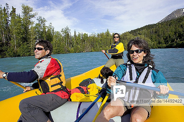 Rafting mit Familie und Führer auf dem Kenai River Kenai Peninsula Alaska Sommer
