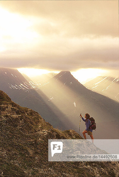 Frau Wandern auf Bird Ridge Sonnenstrahlen Chugach NF Alaska